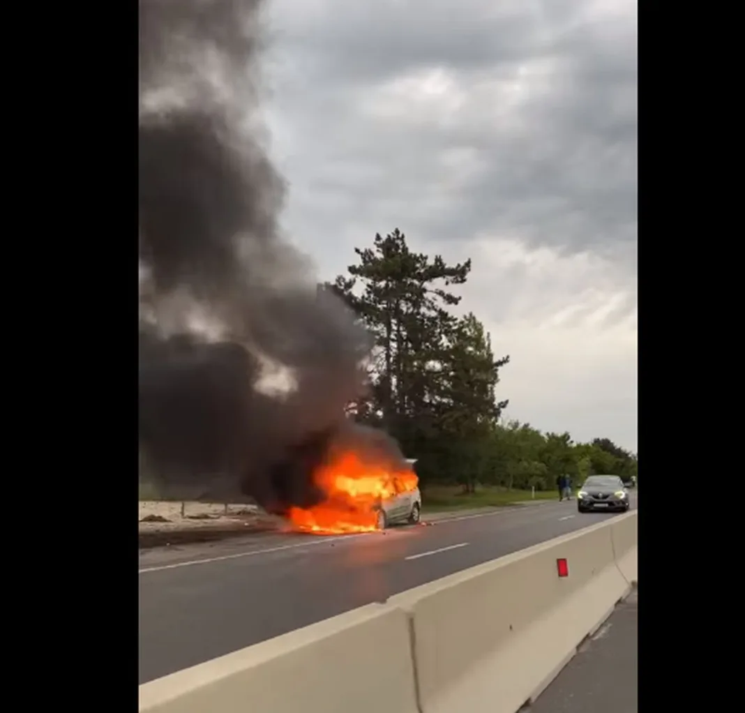 O mașină a luat foc pe DN1