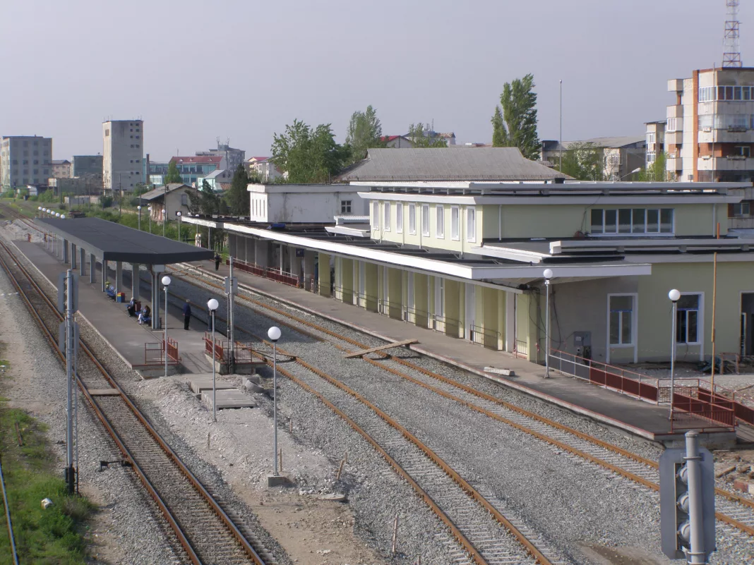 Un băiat de 16 ani s-a aruncat, azi noapte, de pe pasarela CFR de lână gara din Slatina