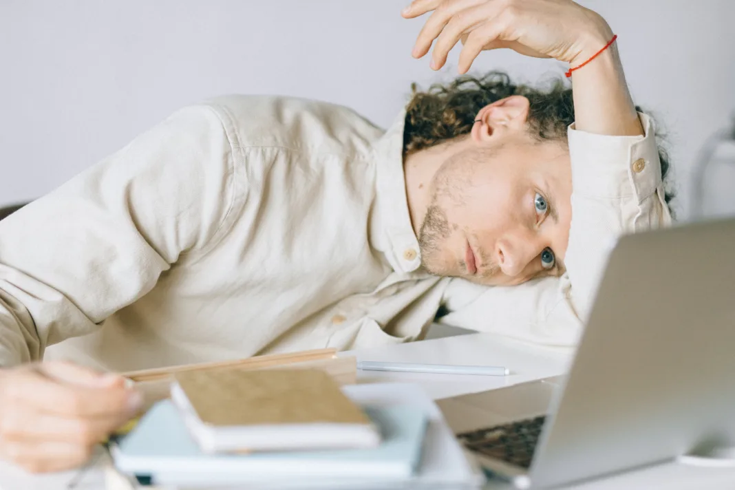 Metode eficiente de a combate burnout-ul și procrastinarea