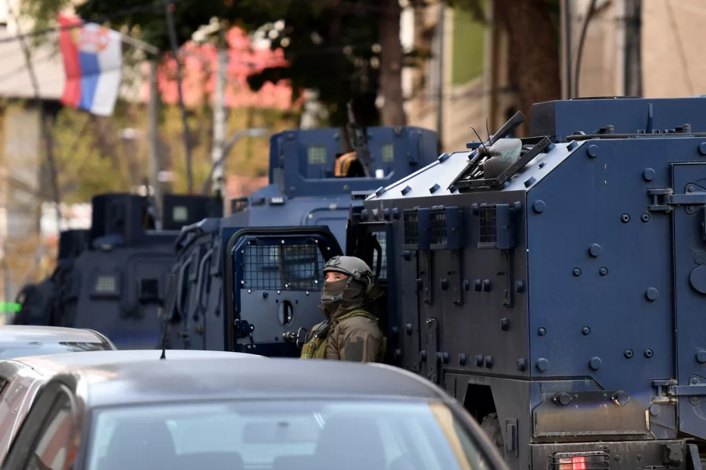 Sute de soldați britanici, trimiși de NATO în Kosovo