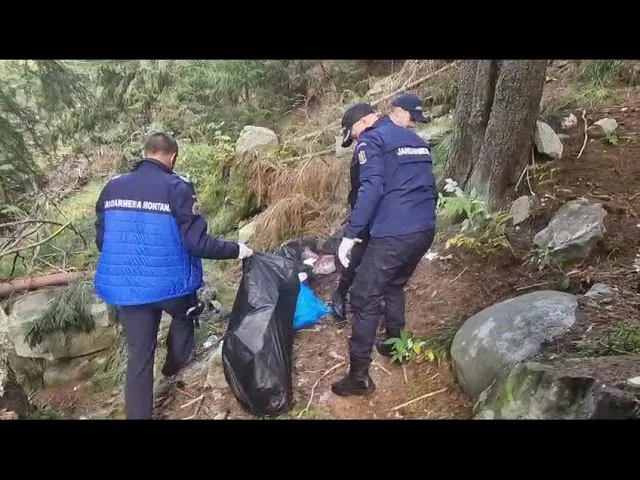 (VIDEO) Jandarmii montani gorjeni strâng gunoaie de ziua lor