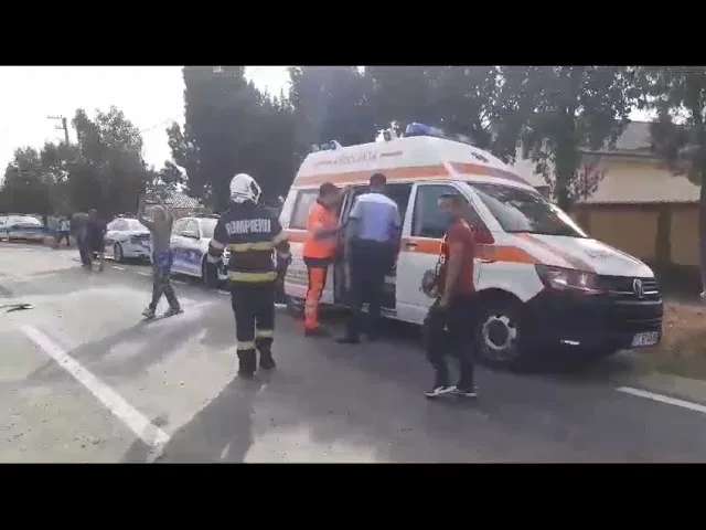 (VIDEO) Olt: Camion cu pietriş răsturnat după un accident în care au mai fost implicate două autoturisme