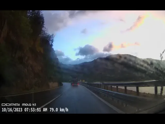 (VIDEO) Valea Oltului, blocată după ce un TIR s-a răsturnat