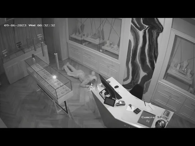 Magazin de bijuterii din Craiova, jefuit de hoţul cu mers târâş