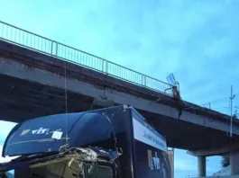 Un camion a căzut de pe un pod situat peste calea ferată