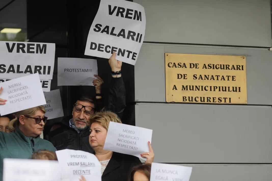 Salariaţii din Casele Judeţene de Asigurări de Sănătate, a şaptea zi de protest