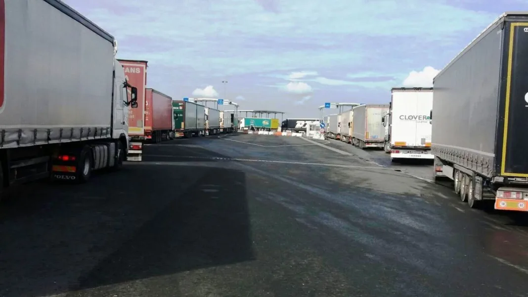 CNAIR: Posibile creșteri ale timpilor de așteptare în punctele de trecere a frontierei pentru vehiculele de transport marfă