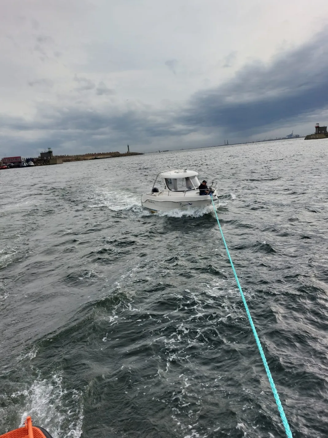 Atât bărbatul, cât și ambarcațiunea, o barcă pescărească, au acostat în siguranță în dana 77