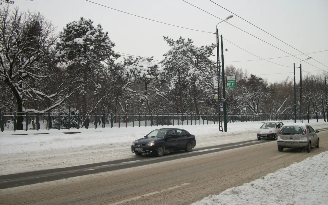 Se circulă în condiţii de iarnă pe mai multe drumuri