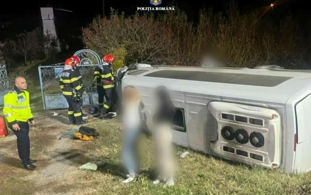 Microbuz implicat într-un accident pe DN7. Opt persoane au ajuns la spital