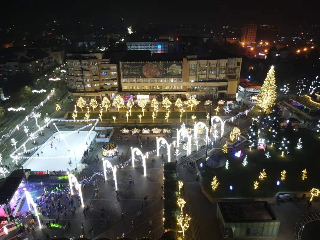 Se vor aprinde iluminatul festiv, luminile în bradul de Crăciun instalat în centrul Râmnicului