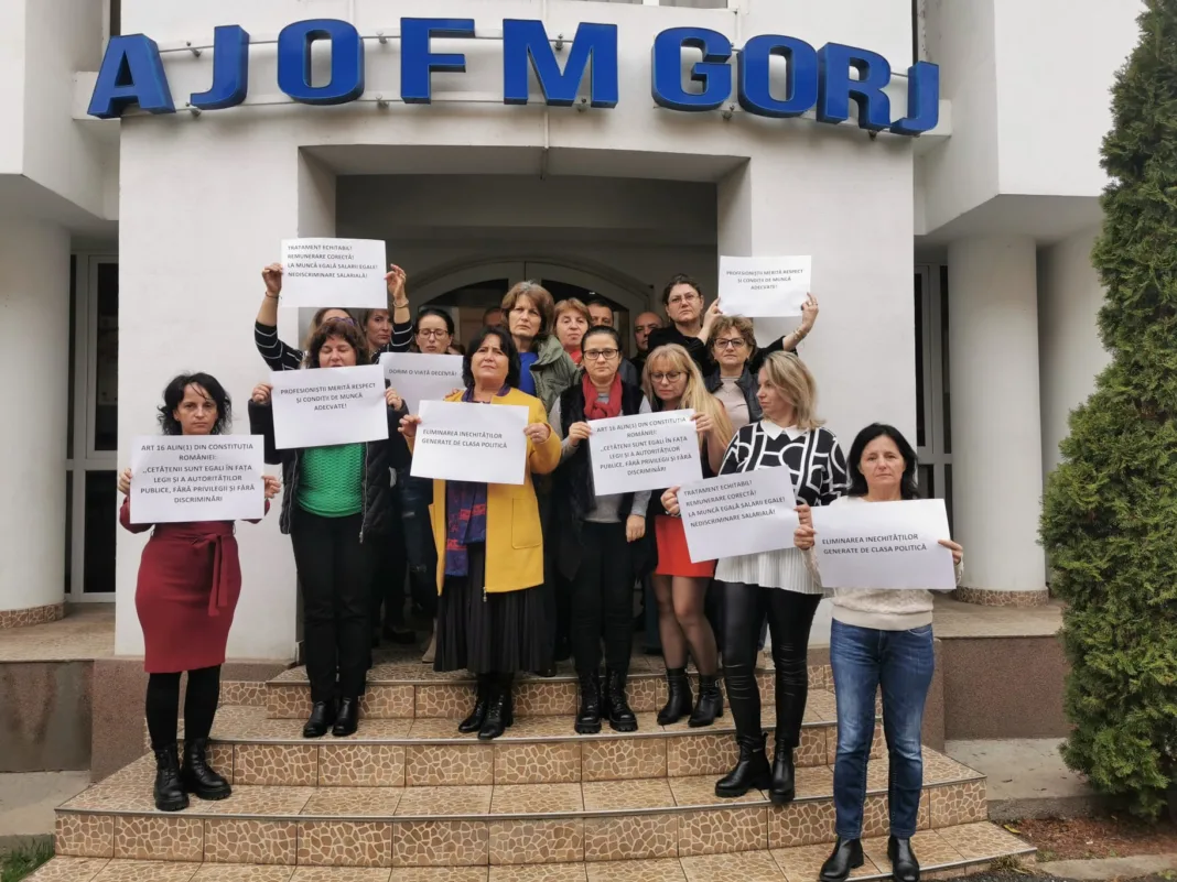 Angajații AJOFM Gorj protestează în fața instituției