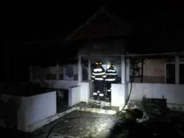 Incendiu casă în comuna Stoilești