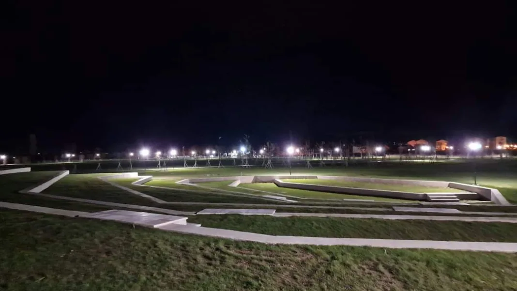 Parcul se întinde pe o suprafață de 12 hectare