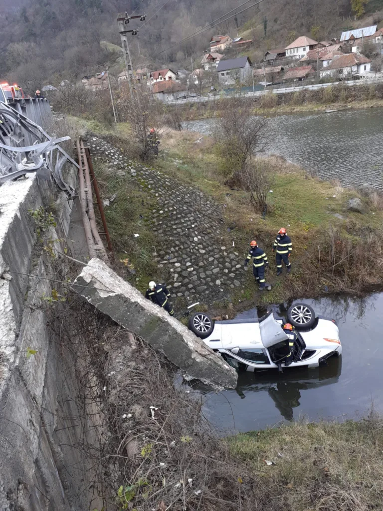Autoturismul implicat în accident s-a răsturnat în balta Proieni