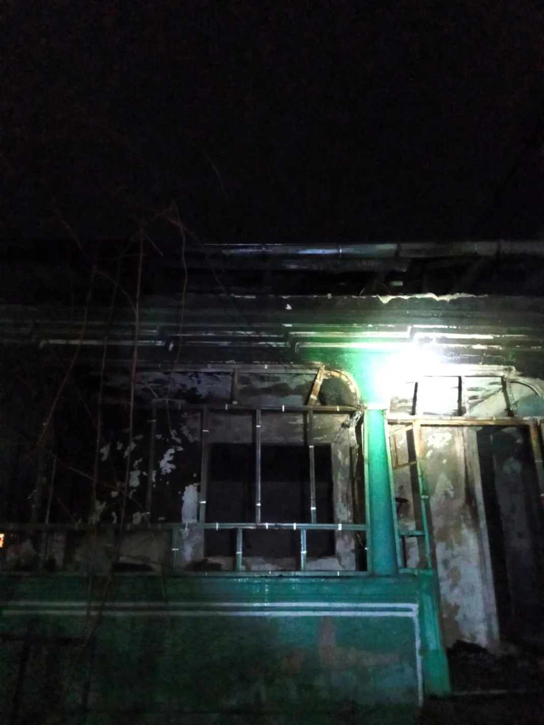 Incendiul la o casă de locuit a fost stins de două autospeciale de stingere și un echipaj SMURD