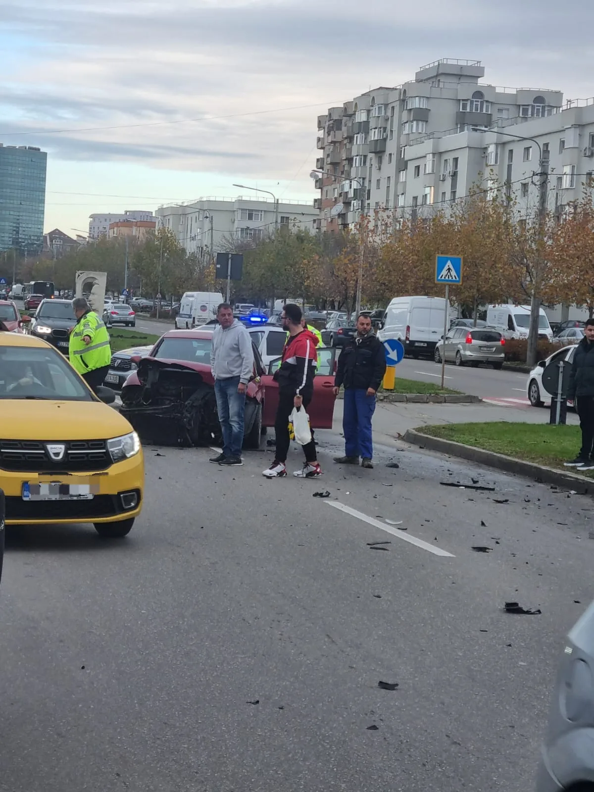 Două mașini s-au făcut praf după ce s-au tamponat pe bulevardul 1 Mai