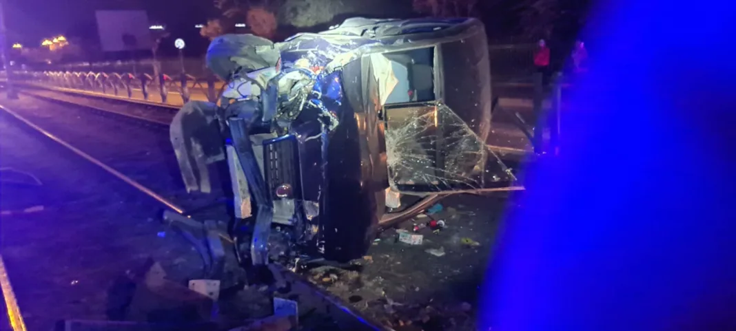 Un bărbat beat și cu permisul anulat s-a răsturnat cu mașina pe șinele de tramvai