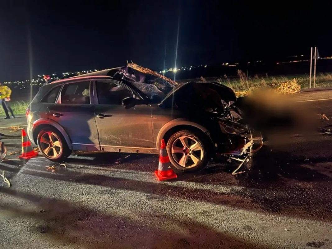 Trei răniţi după ce o maşină a intrat într-o căruţă