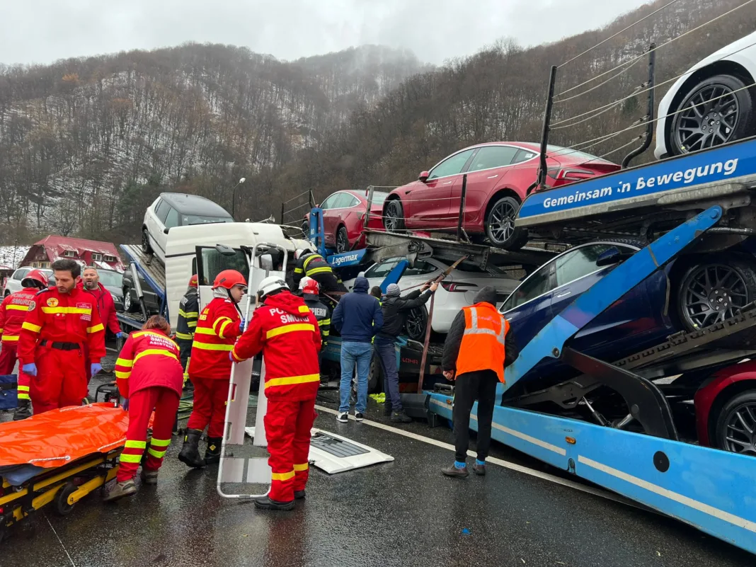 Două camioane care transportau autoturisme pe platforme, implicate într-un accident pe Valea Oltului