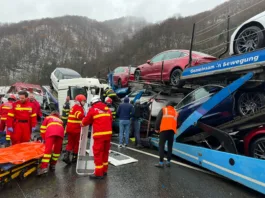 Două camioane care transportau autoturisme pe platforme, implicate într-un accident pe Valea Oltului