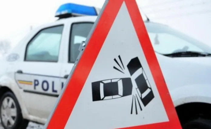În urma impactului, șoferul a rămas încarcerat
