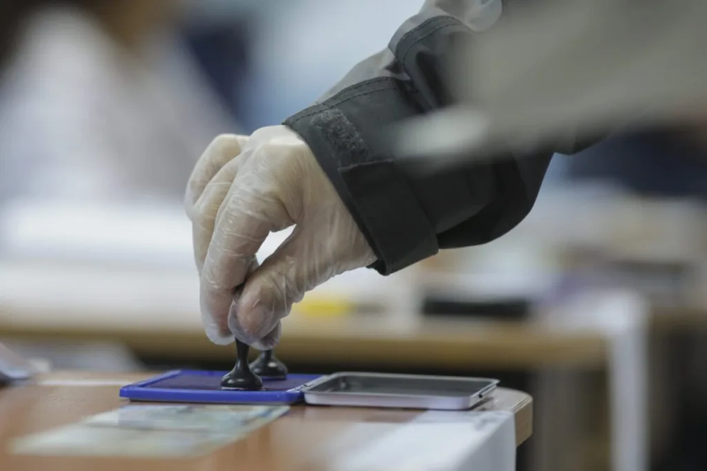 Prezența la vot, ora 20:00: Mai mulţi votanţi decât la precedentele alegeri