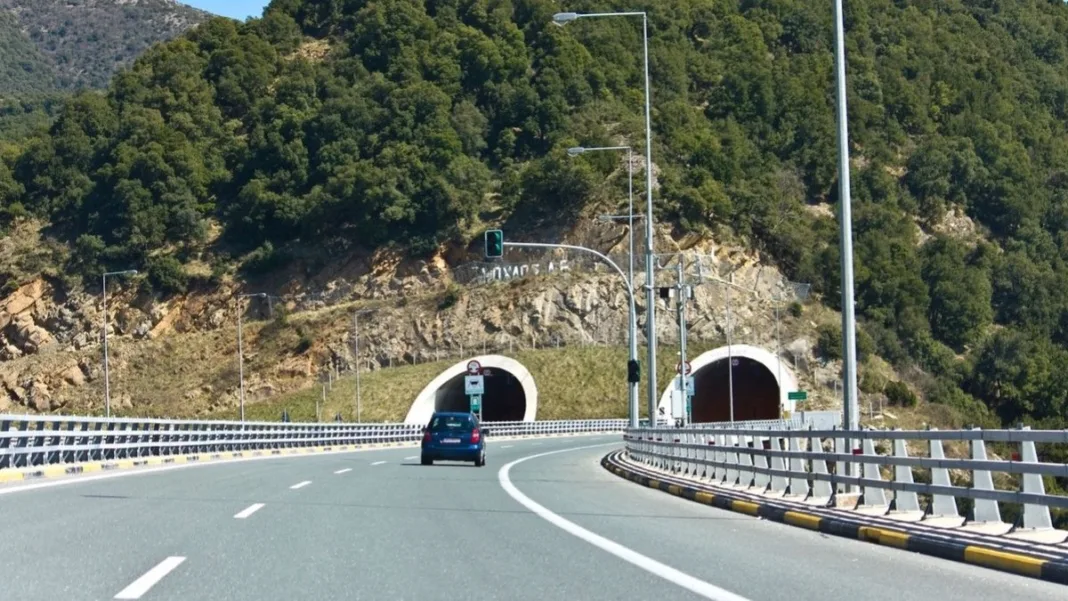 Cele două tuneluri se află pe tronsonul rutier al autostrăzii Hemus