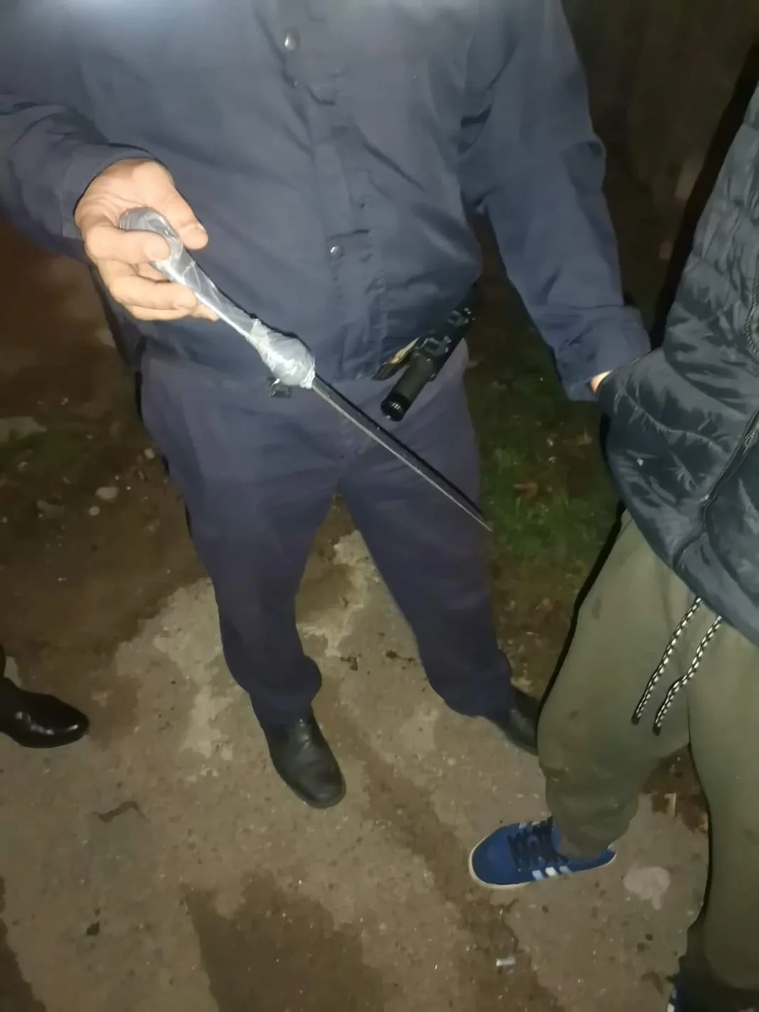 Târgu Jiu: Doi bărbați au fost reținuți după ce au bătut violent un tânăr în Piața Prefecturii