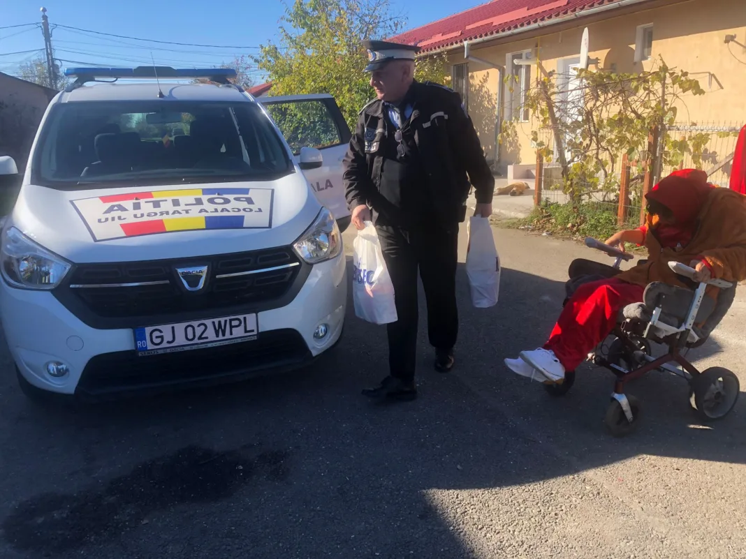 Târgu Jiu: Polițiștii locali au ajutat cu alimente o tânără grav bolnavă imobilizată în scaun rulant