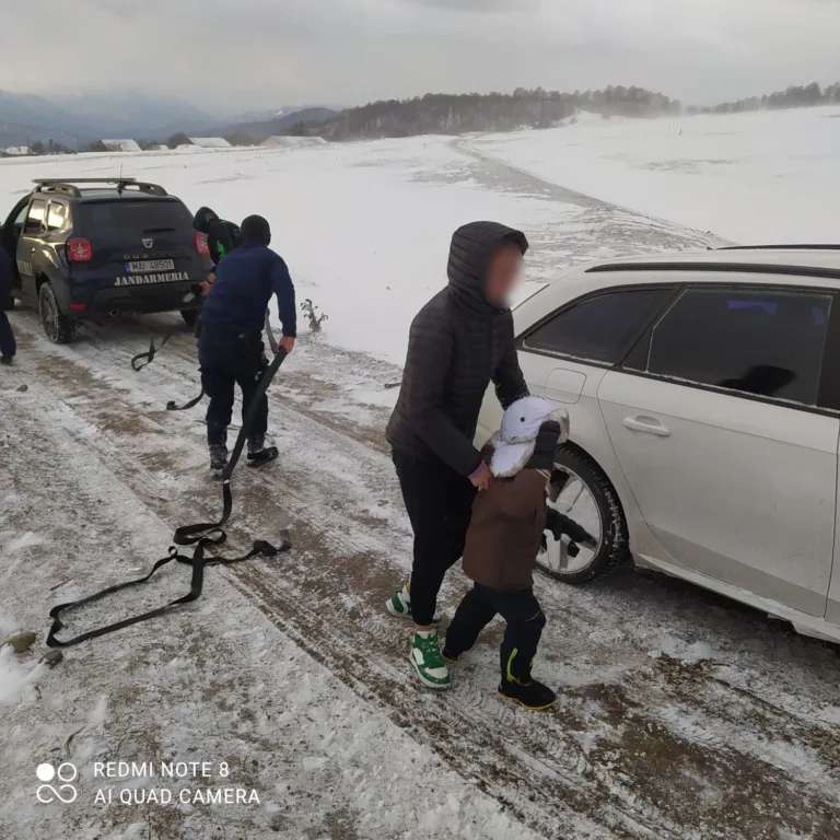 Familie cu un copil, rămasă blocată cu mașina în zăpadă, salvată de jandarmii vâlceni