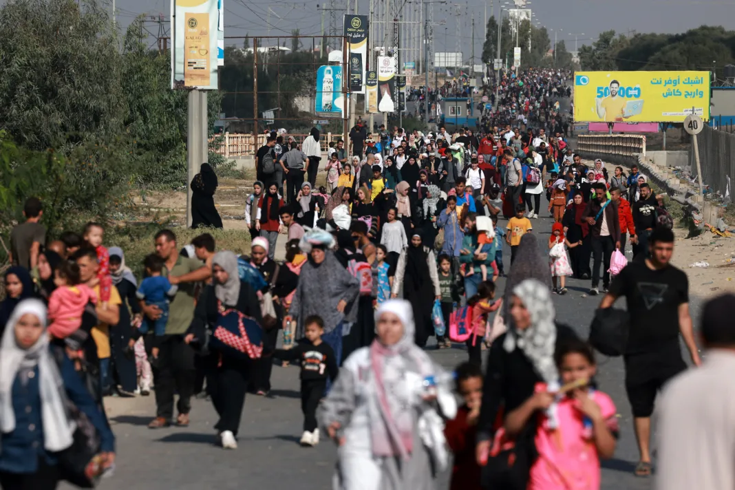 Zeci de mii de palestinieni au fugit pe jos în ultimele zile din nord spre sudul Fâşiei Gaza