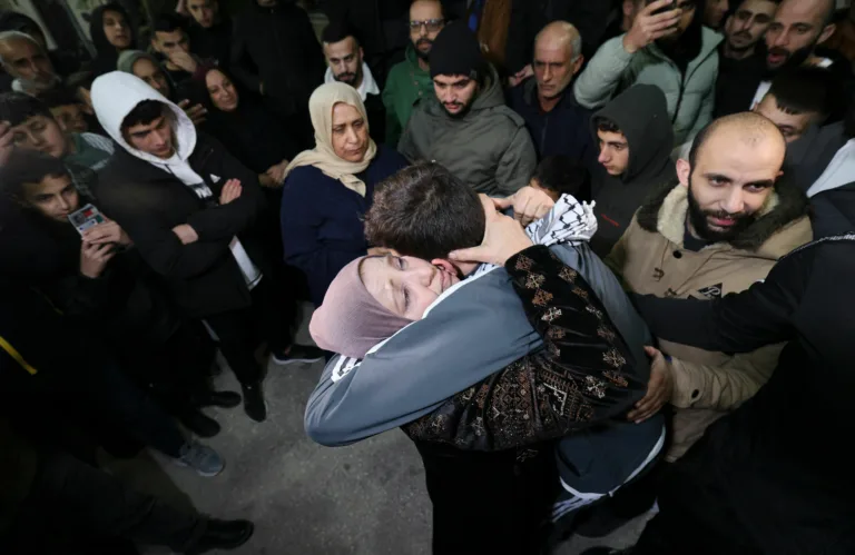Prizonierul palestinian Khalil Zama și-a îmbrățișat mama după ce a fost eliberat dintr-o închisoare israeliană