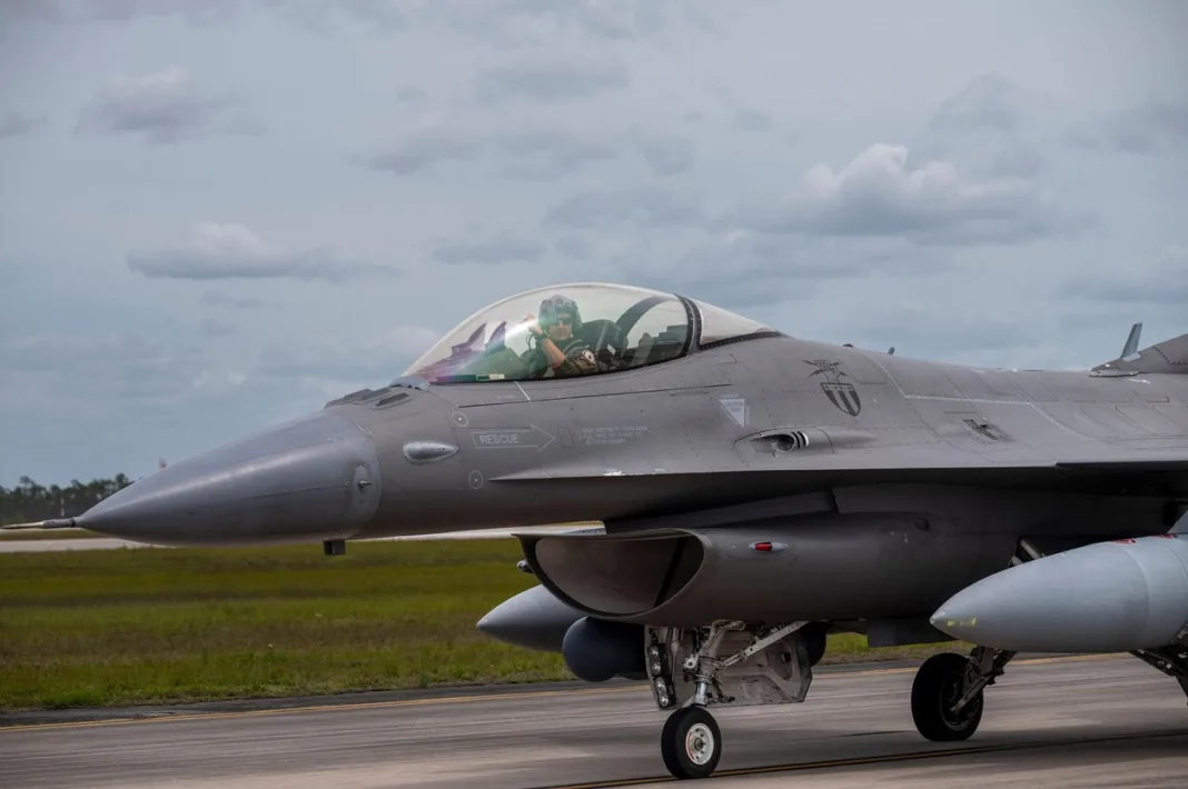 Primele avioane F-16 pentru antrenarea piloților ucraineni ajung în România 