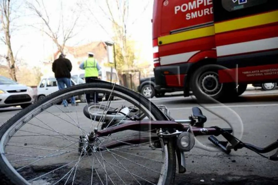 Un biciclist a murit după ce un șofer i-a deschis portiera în față