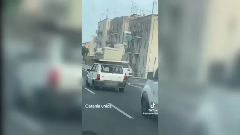 (VIDEO) Un italian, filmat întins pe o canapea care era transportată pe plafonul unei mașini