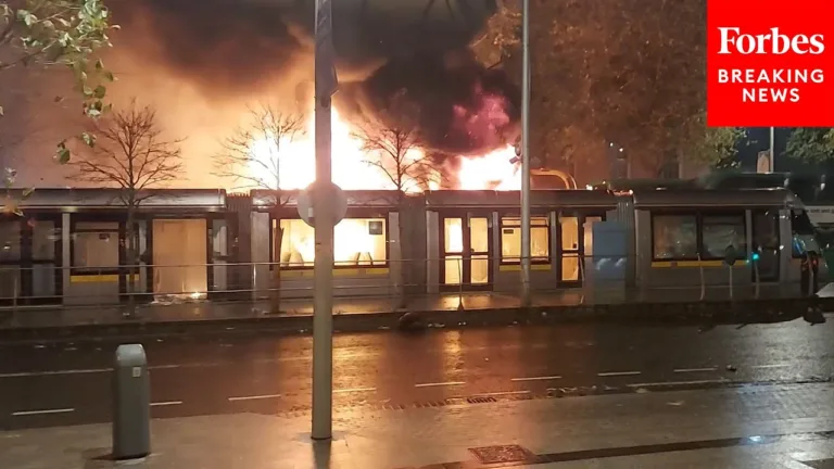 (Video)Violențe de stradă la Dublin după ce cinci persoane au fost înjunghiate lângă o școală