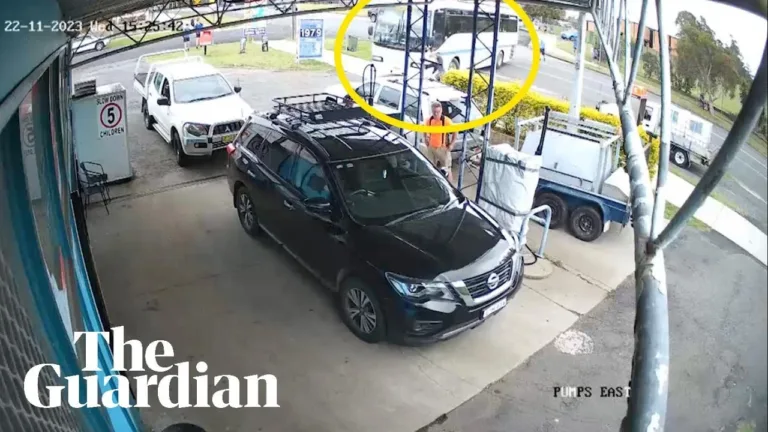 (VIDEO) O adolescentă a oprit autobuzul şcolii sale care se îndrepta spre o benzinărie