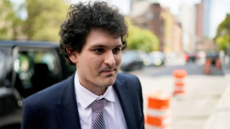Sam Bankman-Fried a fost găsit vinovat, joi, de un juriu din New York pentru toate cele şapte capete de acuzare, după un proces răsunător de cinci săptămâni