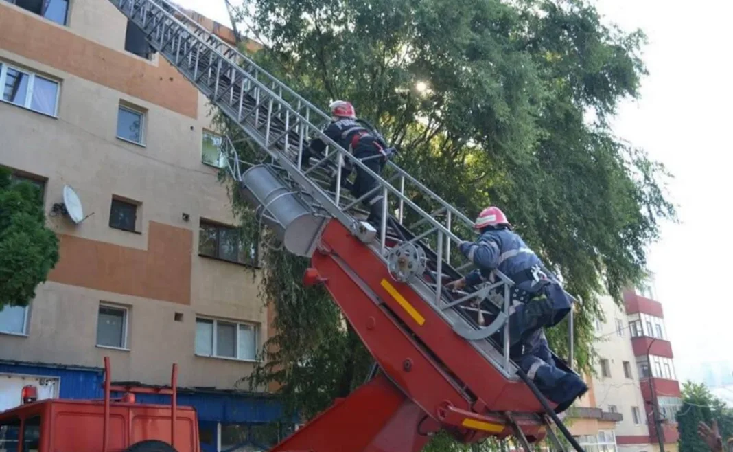 Un cuplu a chemat pompierii după ce copilul lor s-a încuiat în casă şi a refuzat să le deschidă uşa