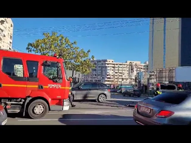 (VIDEO)O mașină a luat foc în centrul Craiovei după o ciocnire în trafic