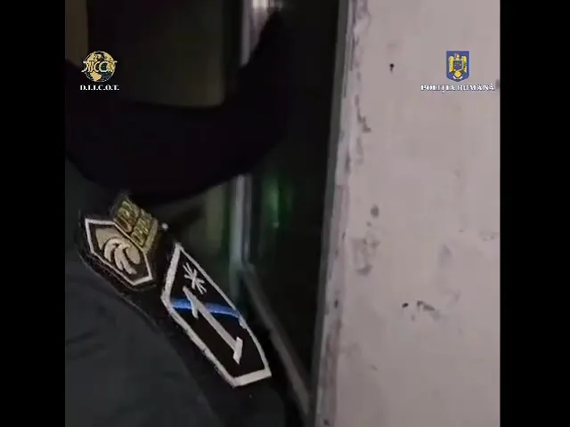 Arestați pentru trafic de persoane și act sexual cu un minor