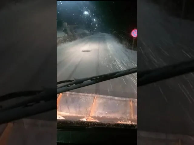 (VIDEO) Intervenție rapidă cu utilaje de deszăpezire pe DN 67 C, Tronsonul Novaci – Rânca