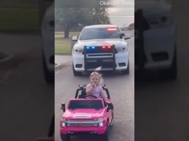 (VIDEO) O fetiță de 2 ani, surprinsă ”gonind” pe șosea cu o decapotabilă roz