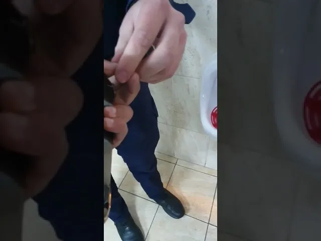 (VIDEO) Vâlcea: „Cristale” ascunse în încălțăminte și obiecte periculoase găsite la Balul bobocilor
