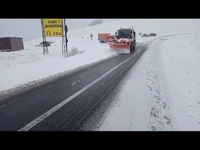 (VIDEO) Patru utilaje de deszăpezire, trimise la Rânca