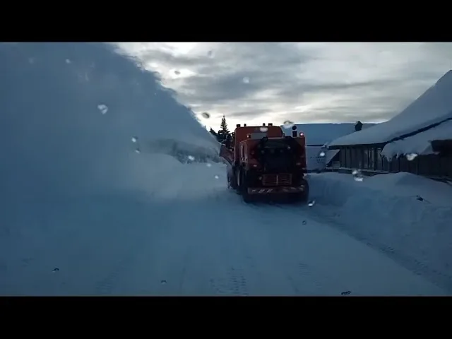 (VIDEO) Strat de zăpadă de 40 de centimetri la Rânca