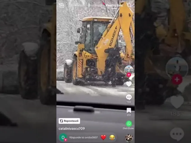 (VIDEO) Sare aruncată cu mâna din utilajul de deszăpezire, la Mătăsari