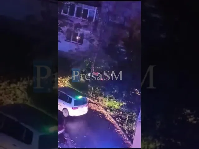(VIDEO) Un tânăr a murit după ce a intrat cu mașina într-un bloc