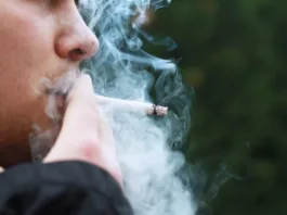 Franța prezintă un nou plan antifumat: Țigări mai scumpe, fumatul interzis în parcuri și pe plaje